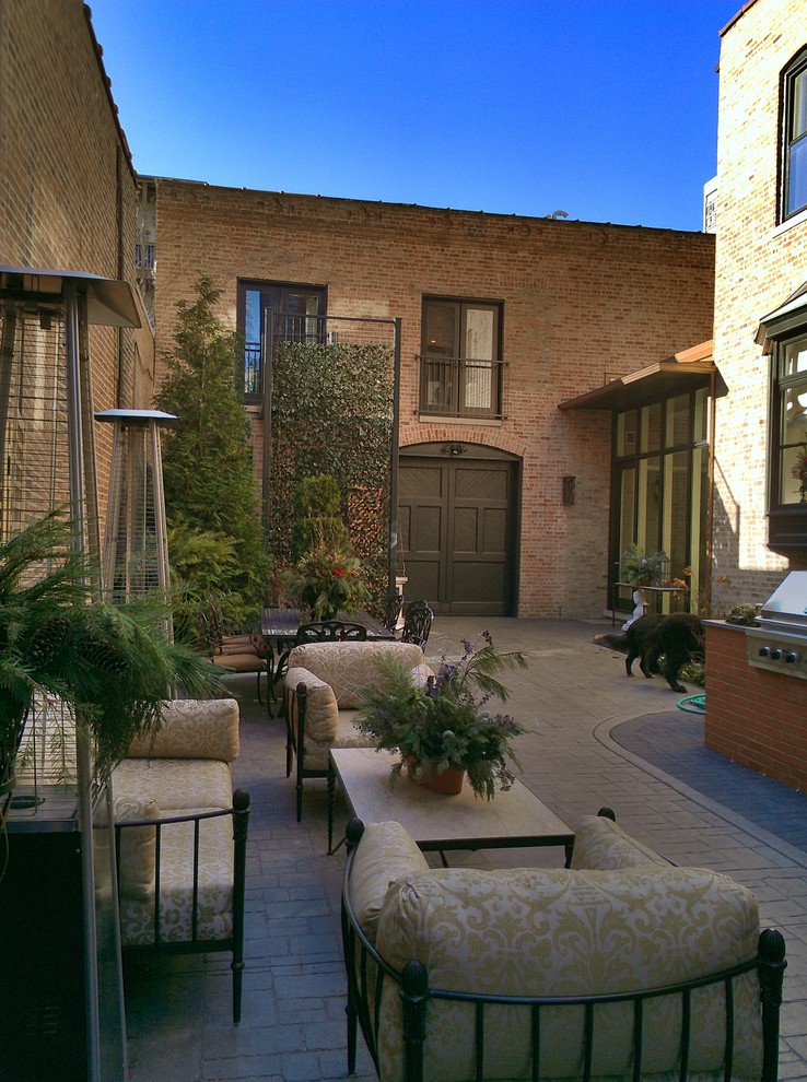 Idee per un patio o portico classico in cortile con cemento stampato e nessuna copertura