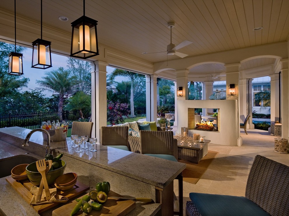 Foto de patio tropical de tamaño medio en patio trasero y anexo de casas con adoquines de piedra natural y cocina exterior
