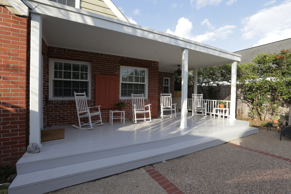 Immagine di un patio o portico design dietro casa con un tetto a sbalzo