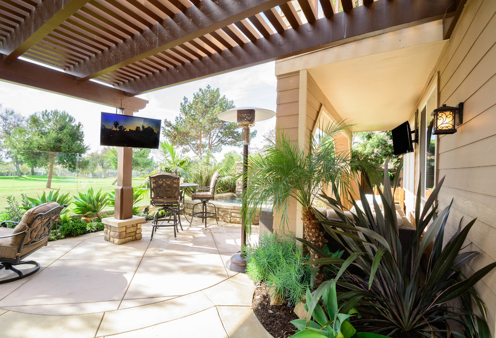 Kleine Klassische Pergola hinter dem Haus mit Outdoor-Küche und Betonboden in Orange County