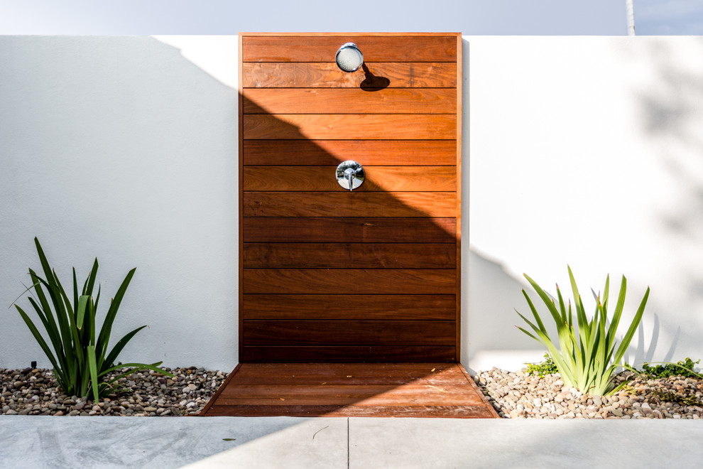 Kleiner, Unbedeckter Moderner Patio hinter dem Haus mit Gartendusche und Betonplatten in Austin