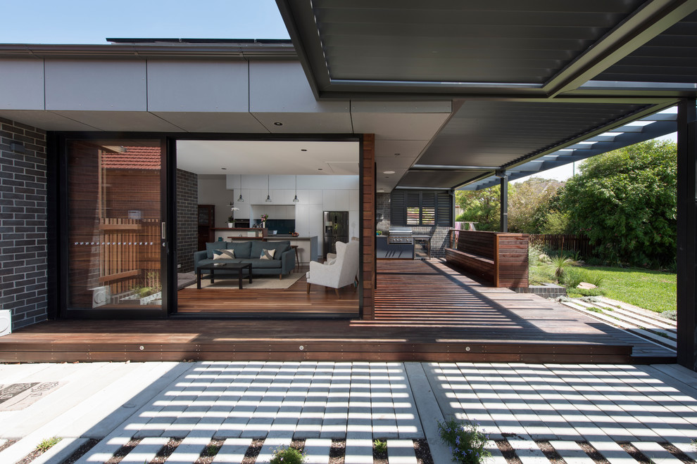 Foto di un grande patio o portico design dietro casa con pavimentazioni in cemento e una pergola