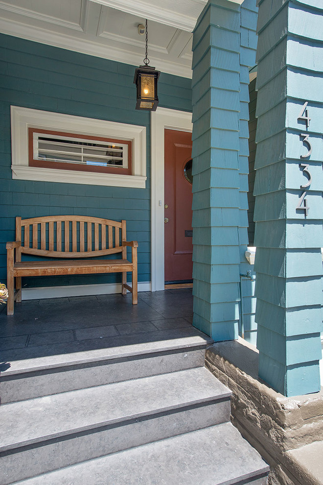 Cette photo montre une petite terrasse avant victorienne avec du carrelage et une extension de toiture.