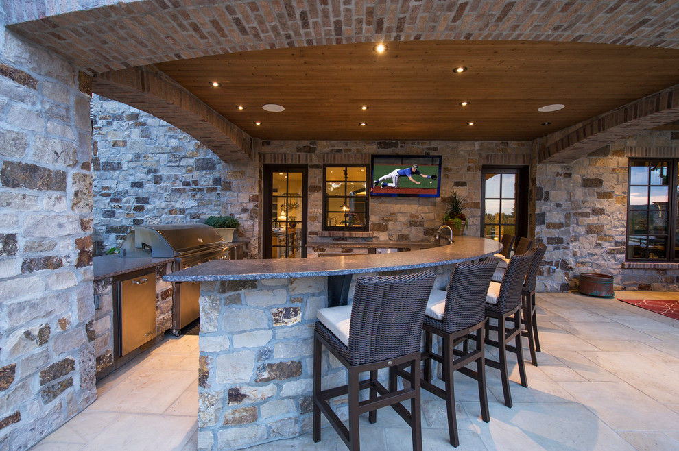 Diseño de patio rústico extra grande en patio trasero con cocina exterior, adoquines de piedra natural y pérgola