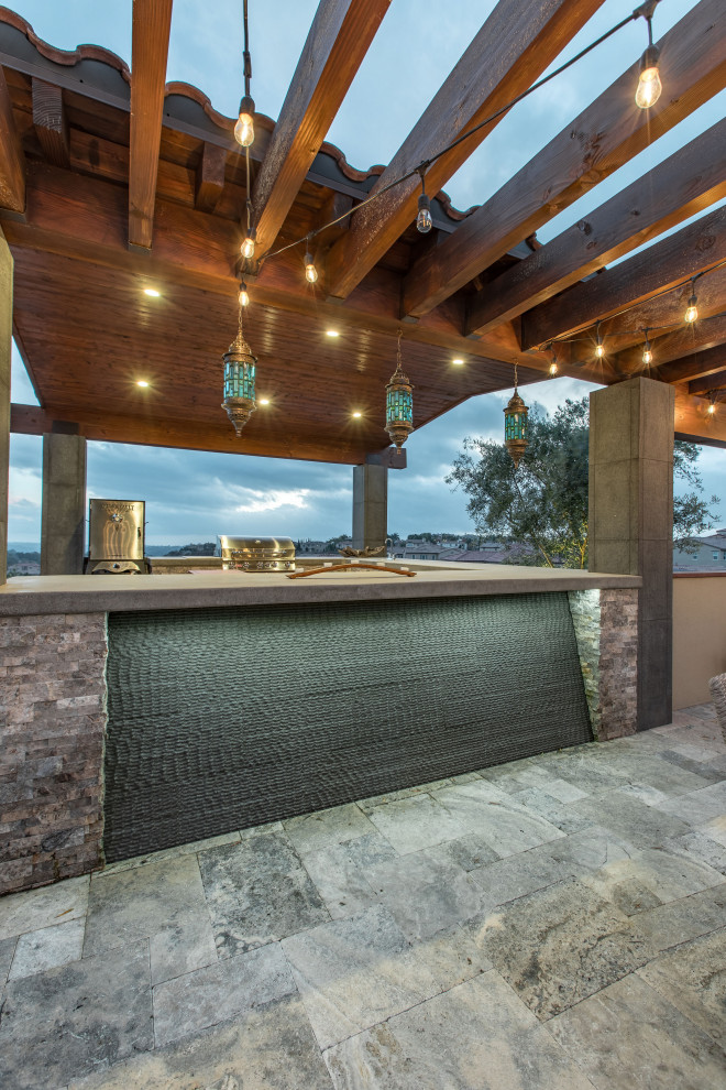 Idées déco pour une grande terrasse arrière contemporaine avec une cuisine d'été, des pavés en pierre naturelle et une pergola.