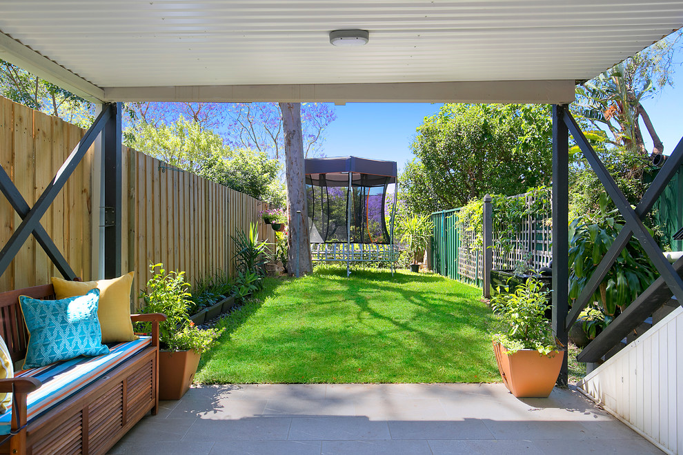 Идея дизайна: двор на заднем дворе в стиле неоклассика (современная классика) с мощением тротуарной плиткой и навесом