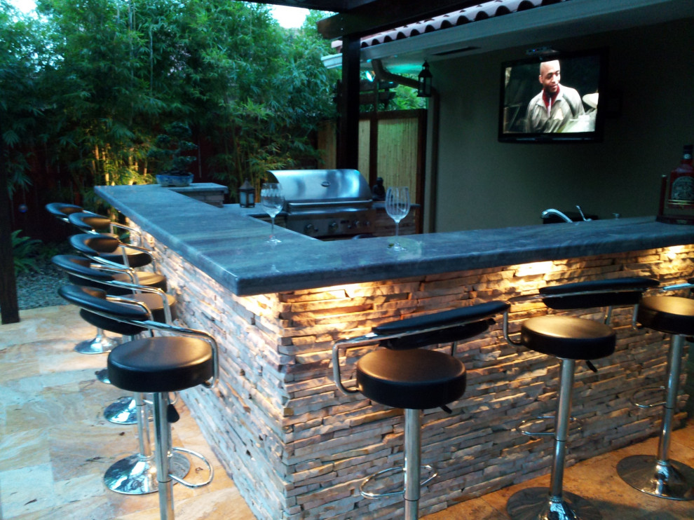 Mittelgroße Moderne Pergola hinter dem Haus mit Outdoor-Küche und Natursteinplatten in Miami