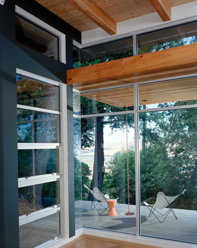 Ispirazione per un patio o portico minimalista di medie dimensioni con un tetto a sbalzo