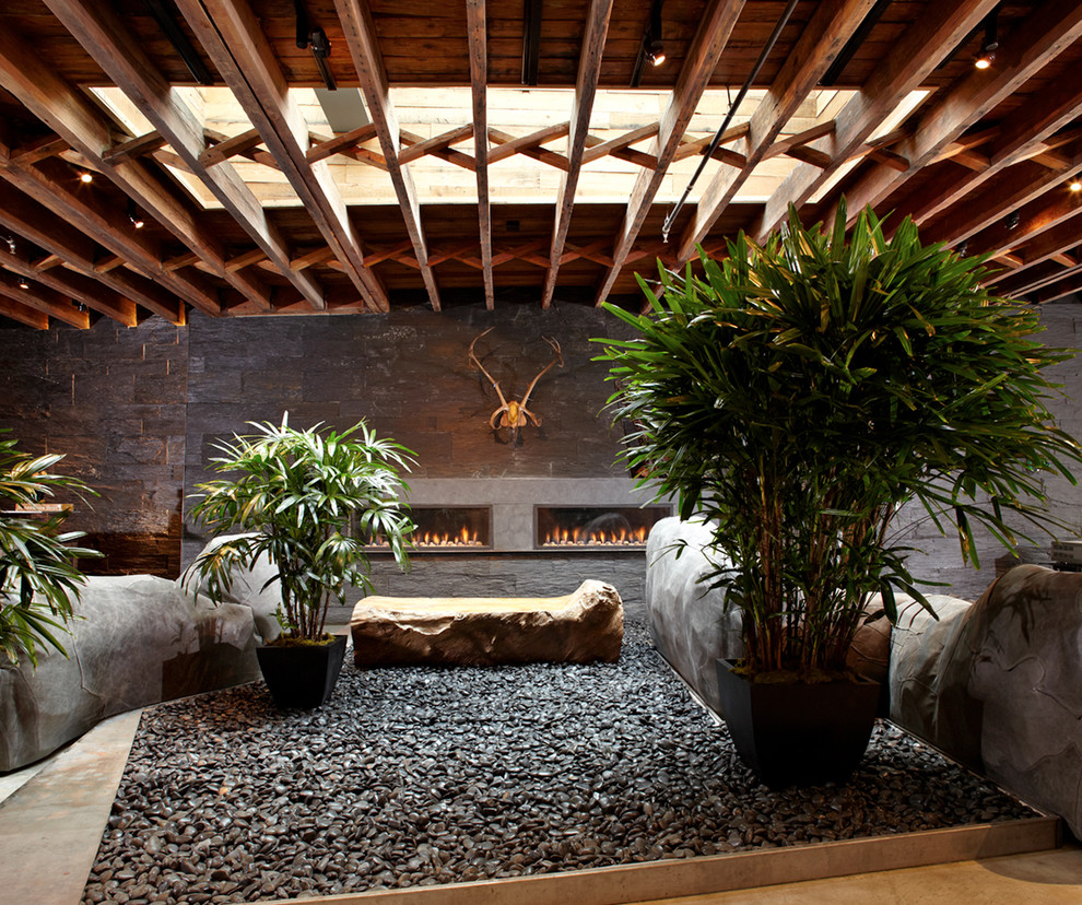 Идея дизайна: большой двор в стиле модернизм с покрытием из бетонных плит и навесом