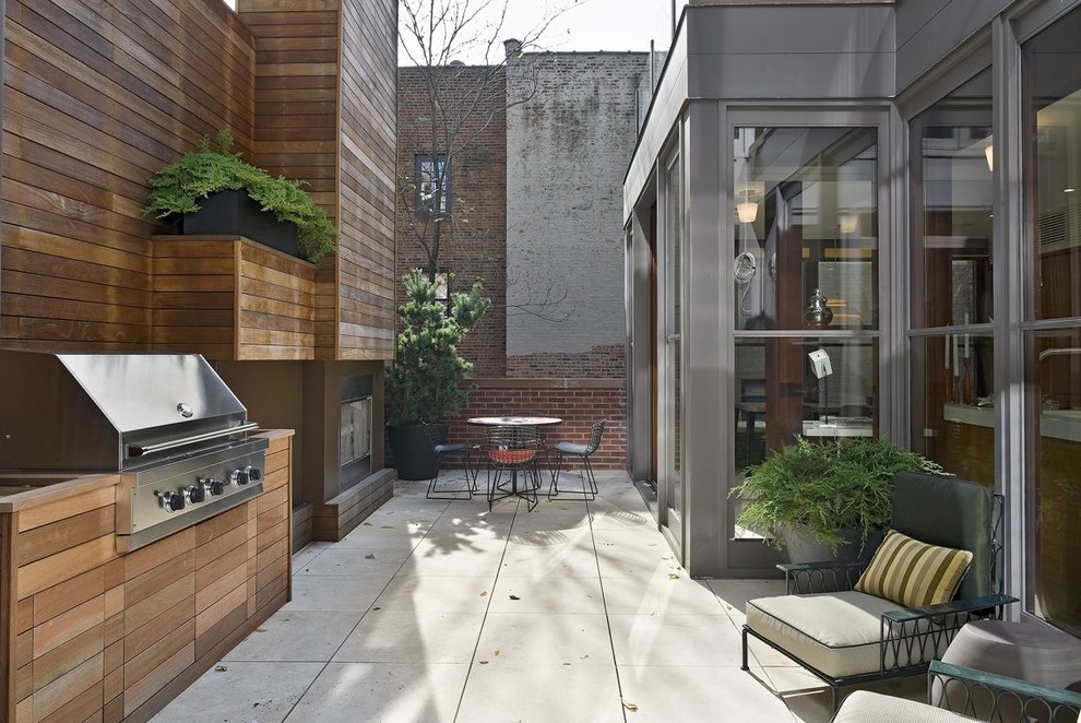 На фото: двор на внутреннем дворе в стиле модернизм с зоной барбекю с