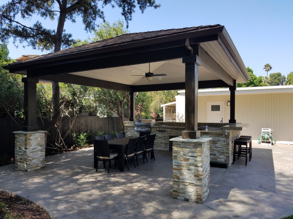 Mittelgroße Moderne Pergola hinter dem Haus mit Outdoor-Küche und Stempelbeton in Los Angeles