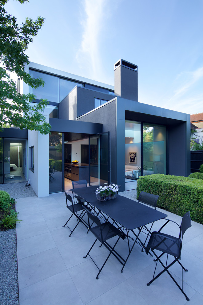 Пример оригинального дизайна: двор среднего размера на заднем дворе в современном стиле без защиты от солнца