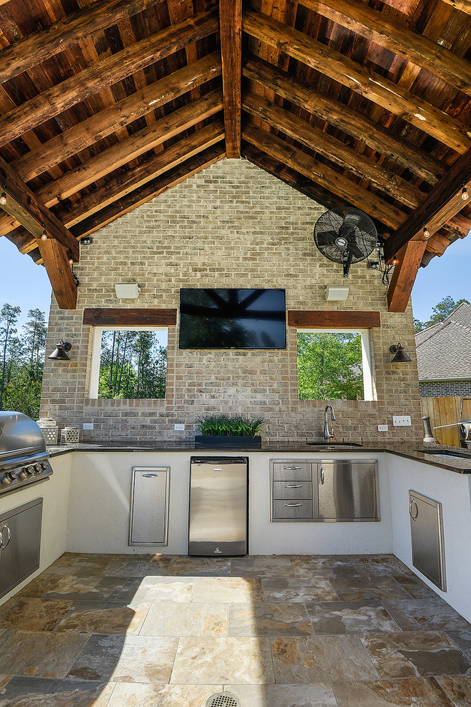 Foto de patio clásico renovado grande en patio trasero con cocina exterior, suelo de hormigón estampado y cenador