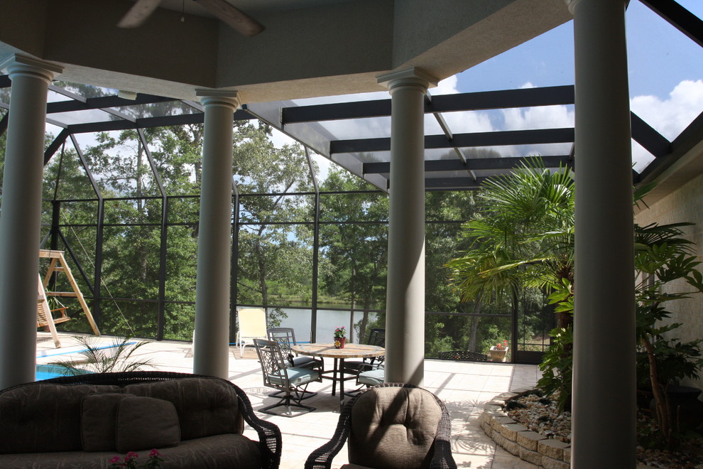 Design ideas for a traditional patio in Miami.