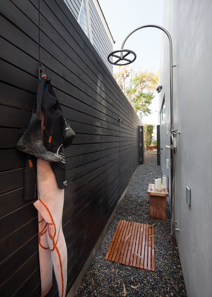 Идея дизайна: двор среднего размера на боковом дворе в стиле модернизм с покрытием из бетонных плит без защиты от солнца