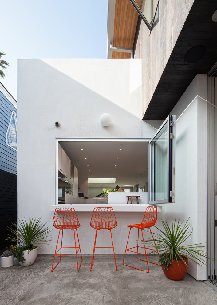 На фото: двор среднего размера на заднем дворе в современном стиле с покрытием из бетонных плит без защиты от солнца с