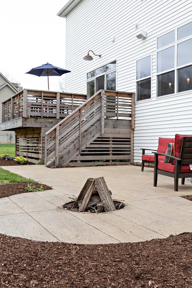 Imagen de patio tradicional renovado en patio trasero con suelo de hormigón estampado