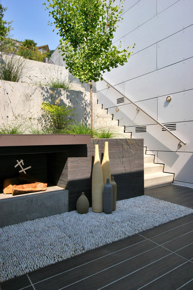 На фото: двор в современном стиле без защиты от солнца
