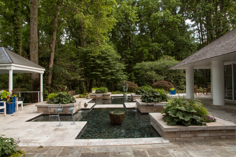 Ejemplo de patio contemporáneo de tamaño medio en patio trasero con jardín de macetas, adoquines de piedra natural y pérgola