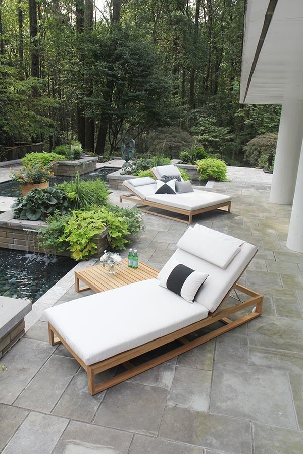 Aménagement d'une terrasse avec des plantes en pots arrière contemporaine de taille moyenne avec une pergola et des pavés en pierre naturelle.