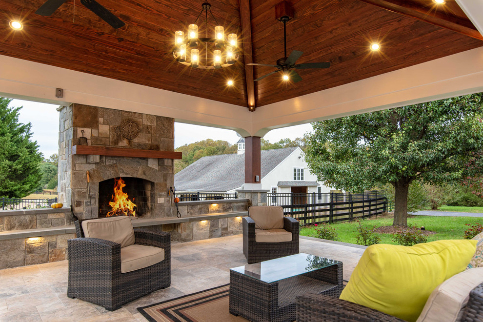 Imagen de patio campestre en patio trasero con chimenea y adoquines de piedra natural