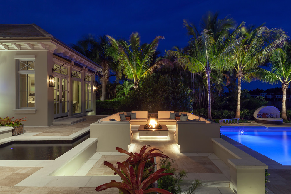 Immagine di un ampio patio o portico tropicale dietro casa con un focolare