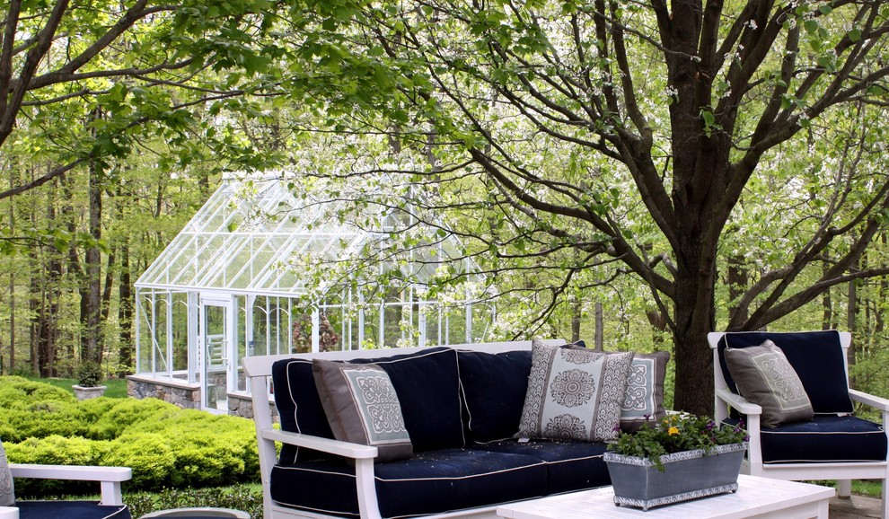 Свежая идея для дизайна: двор в классическом стиле - отличное фото интерьера
