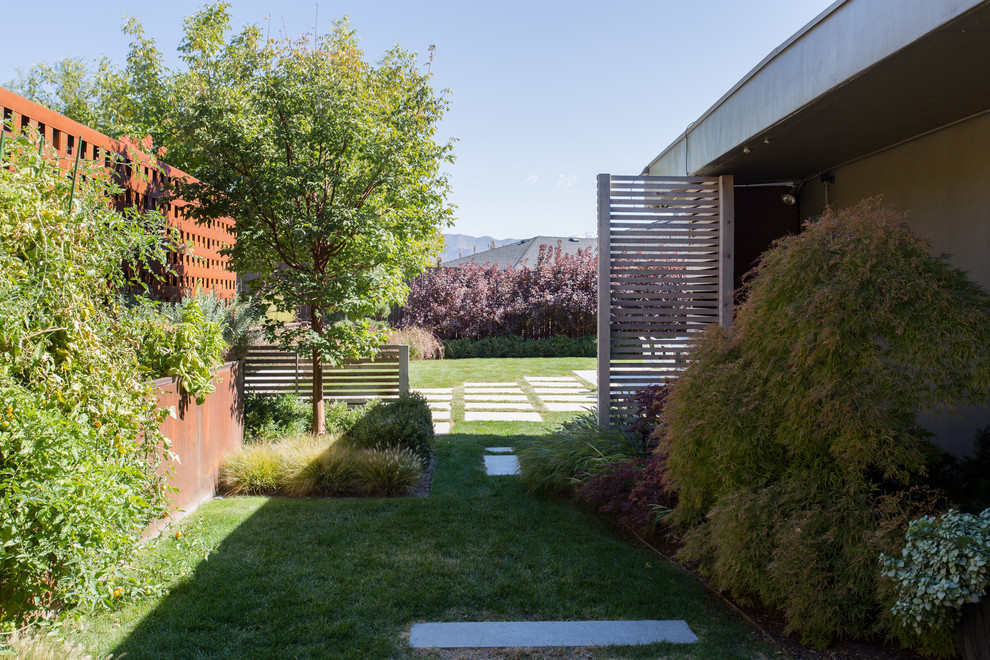 Aménagement d'un jardin vertical arrière rétro de taille moyenne avec des pavés en béton.