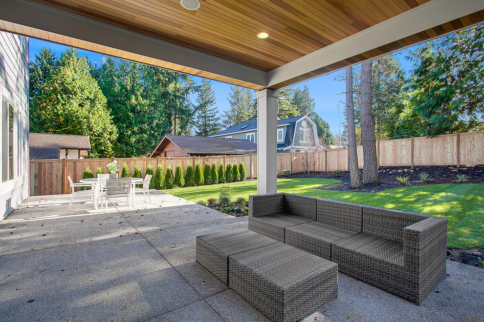 Стильный дизайн: большой двор на заднем дворе с мощением тротуарной плиткой и навесом - последний тренд