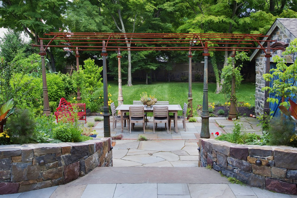 Immagine di un patio o portico chic con una pergola