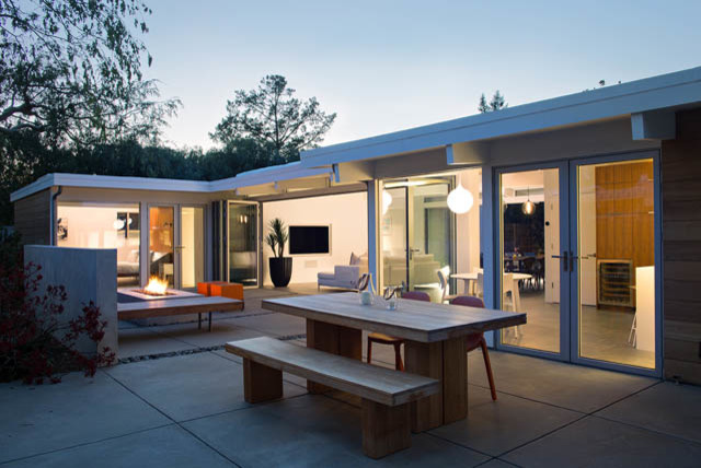 Свежая идея для дизайна: двор среднего размера на заднем дворе в современном стиле с местом для костра и покрытием из бетонных плит без защиты от солнца - отличное фото интерьера