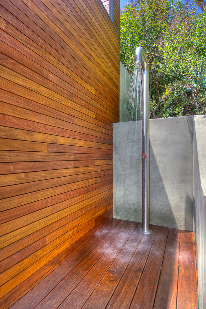 Photo of an urban patio in Los Angeles with an outdoor shower.