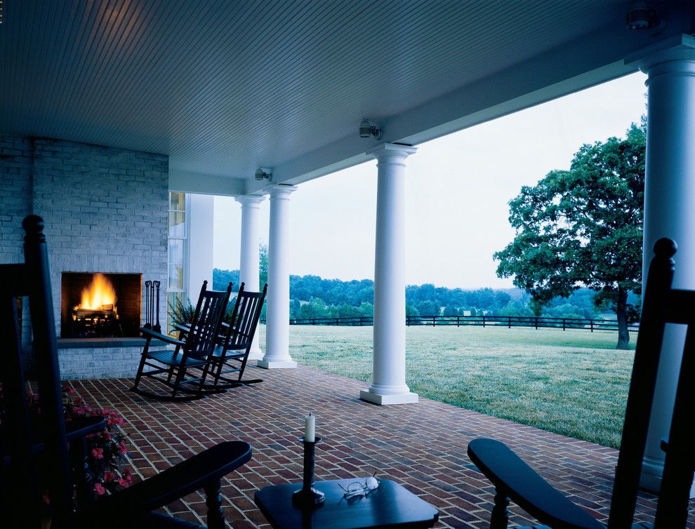 Idée de décoration pour une terrasse arrière champêtre avec une extension de toiture et des pavés en brique.
