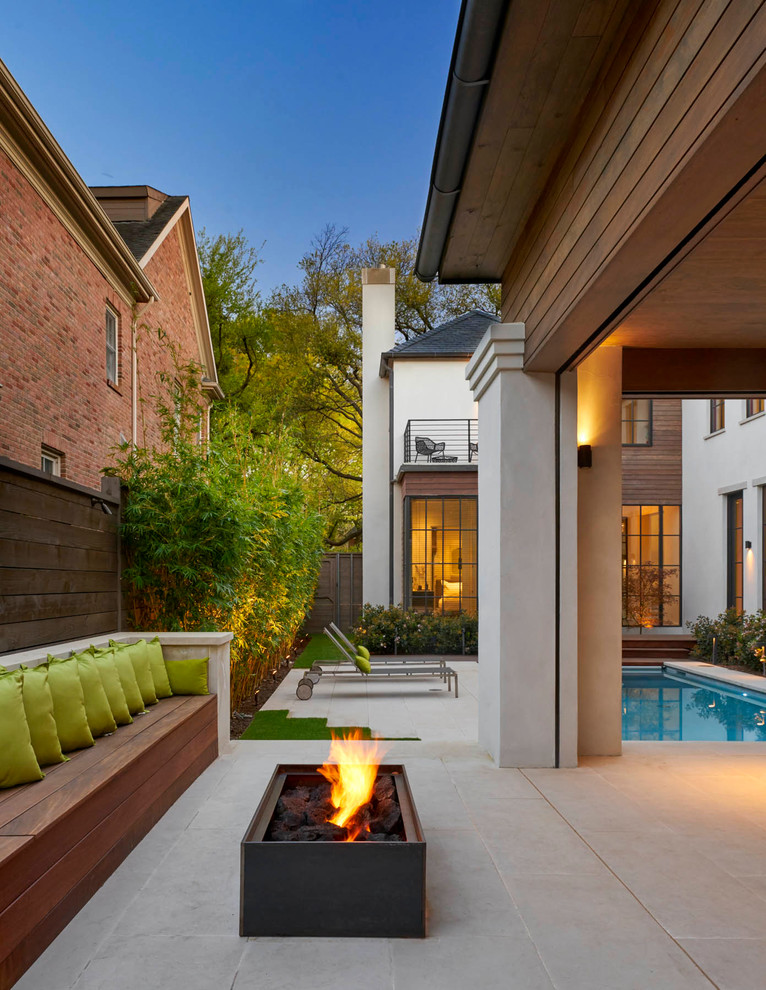 Idées déco pour une terrasse arrière contemporaine de taille moyenne avec un foyer extérieur, des pavés en pierre naturelle et aucune couverture.