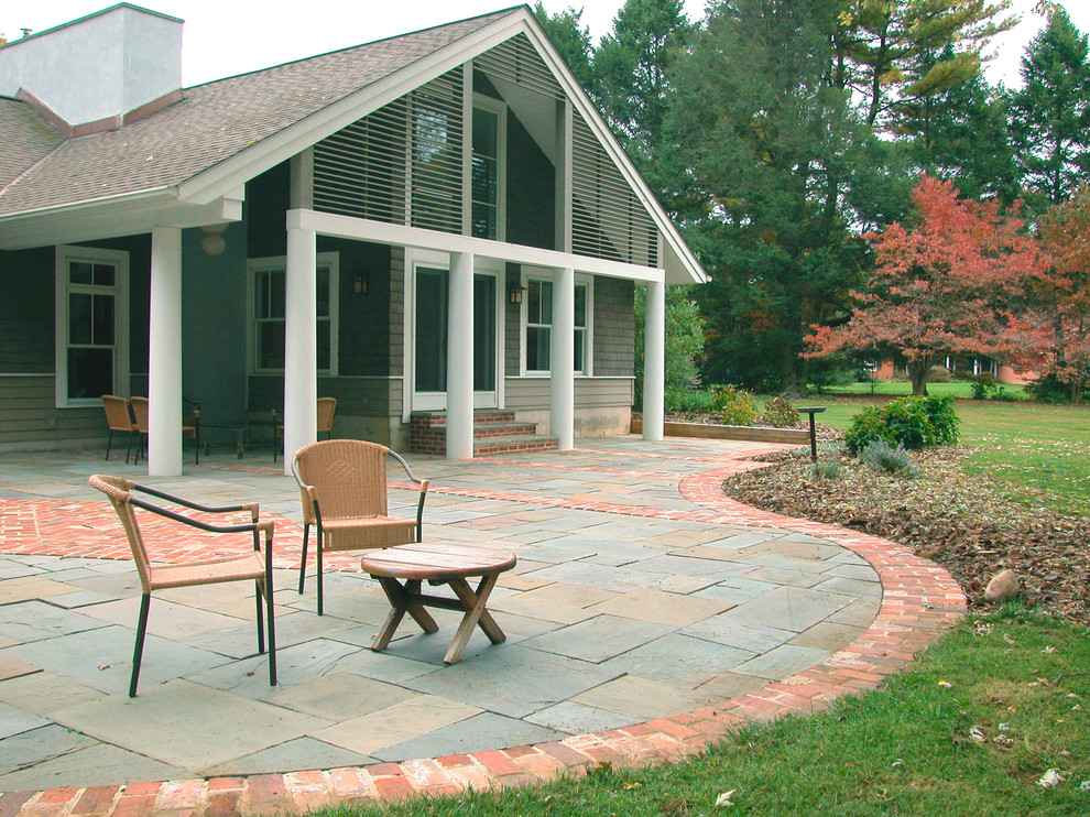 Imagen de patio clásico renovado grande en patio trasero y anexo de casas con adoquines de piedra natural