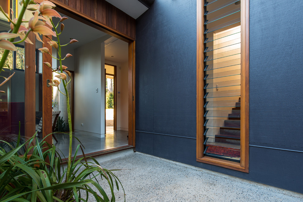 Идея дизайна: двор среднего размера на внутреннем дворе в современном стиле с покрытием из бетонных плит