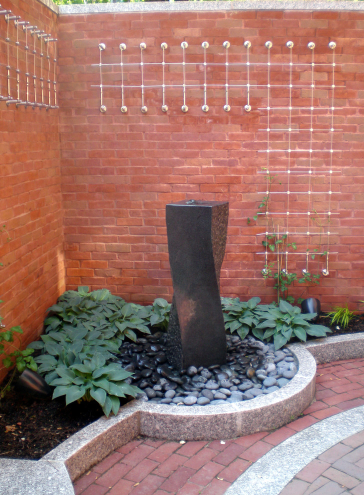 Идея дизайна: маленький двор на внутреннем дворе в современном стиле с фонтаном и мощением клинкерной брусчаткой для на участке и в саду