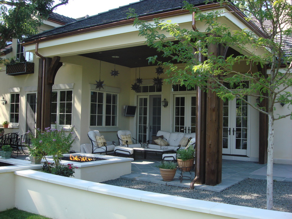 Foto di un patio o portico tropicale di medie dimensioni e dietro casa