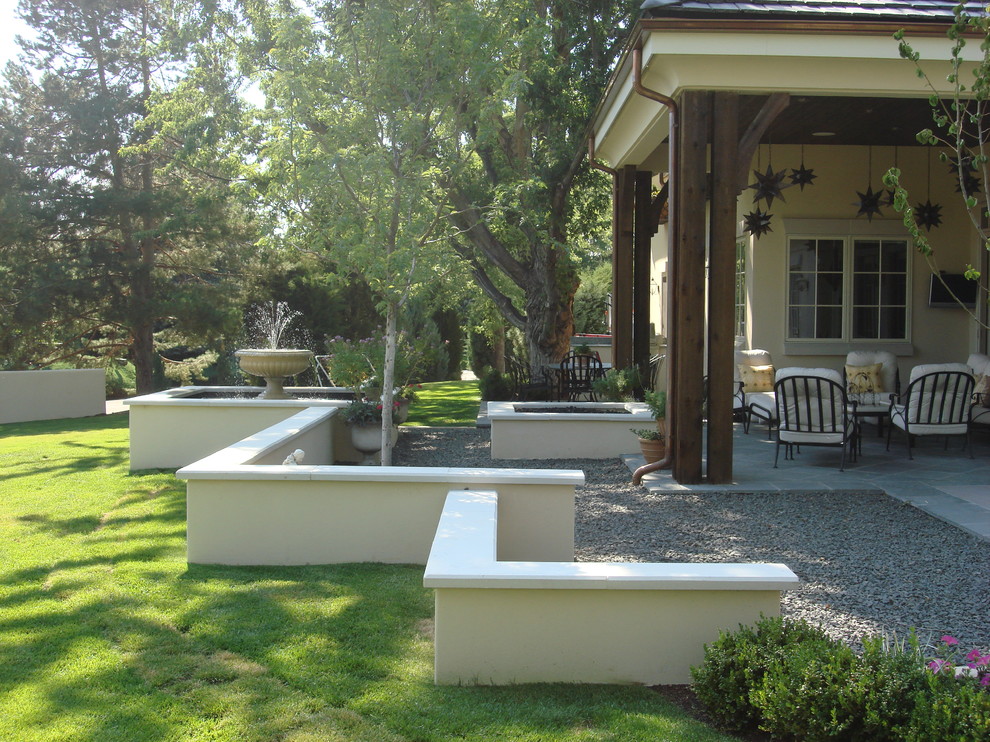 Idee per un patio o portico classico di medie dimensioni