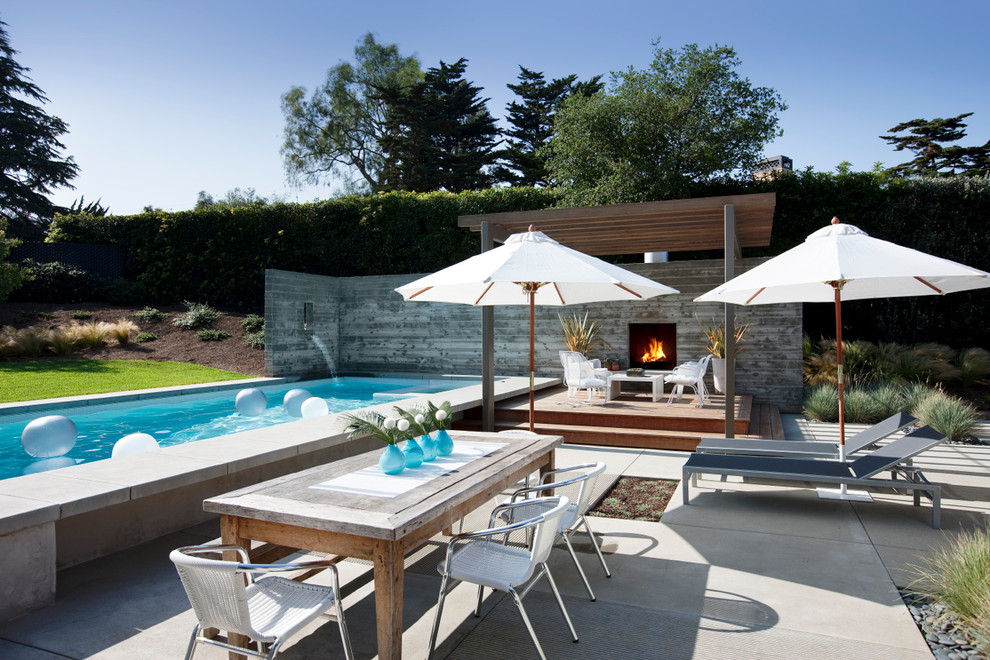 Пример оригинального дизайна: большой двор на заднем дворе в стиле ретро с местом для костра и покрытием из бетонных плит без защиты от солнца