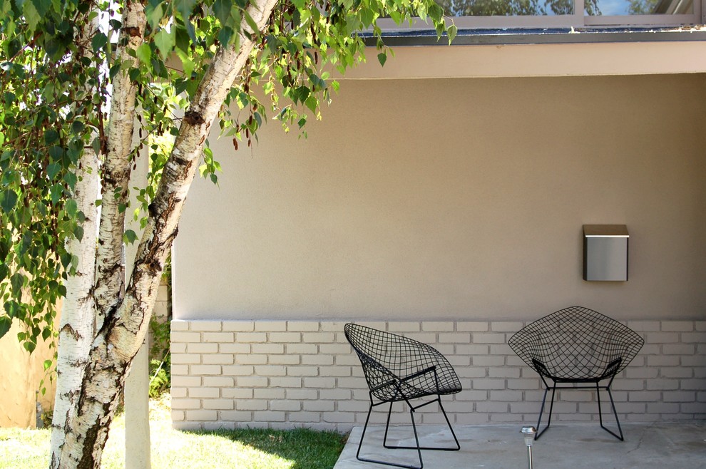 Свежая идея для дизайна: двор в стиле ретро - отличное фото интерьера
