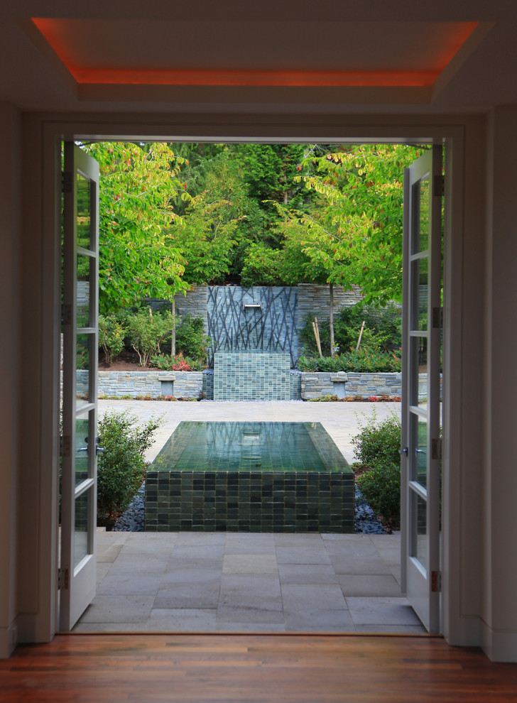 Foto di un patio o portico design con fontane