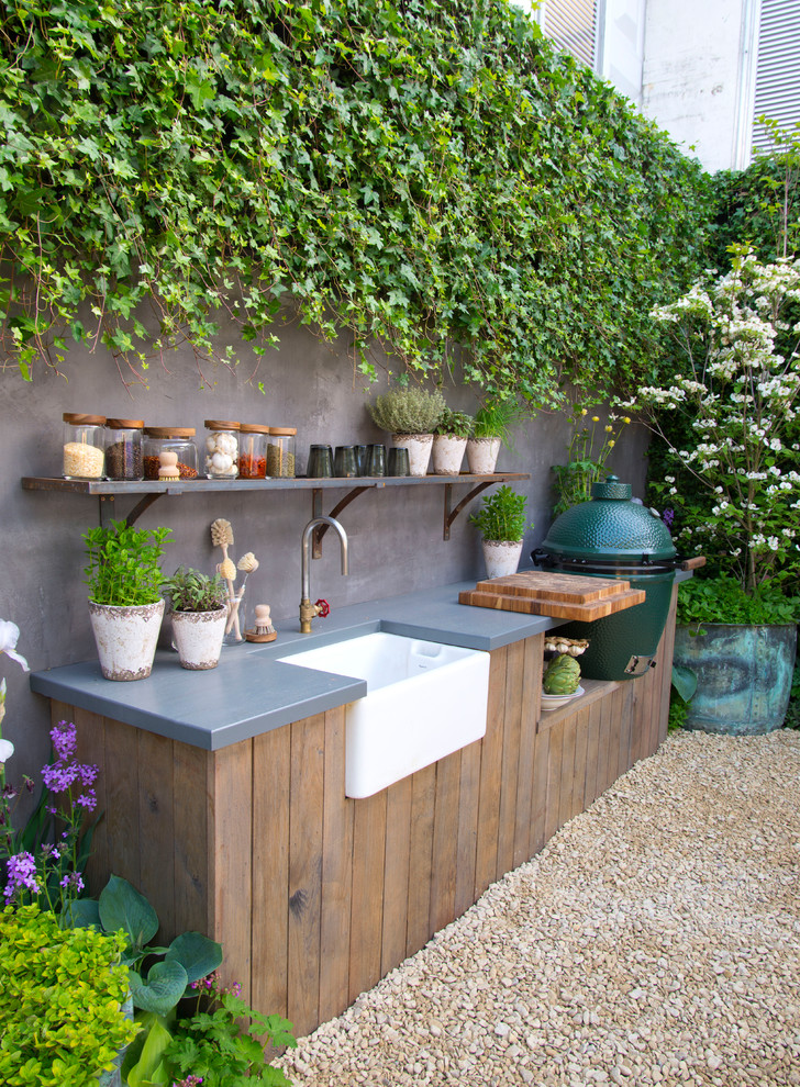 Inspiration pour une terrasse rustique de taille moyenne avec une cuisine d'été, du gravier et aucune couverture.