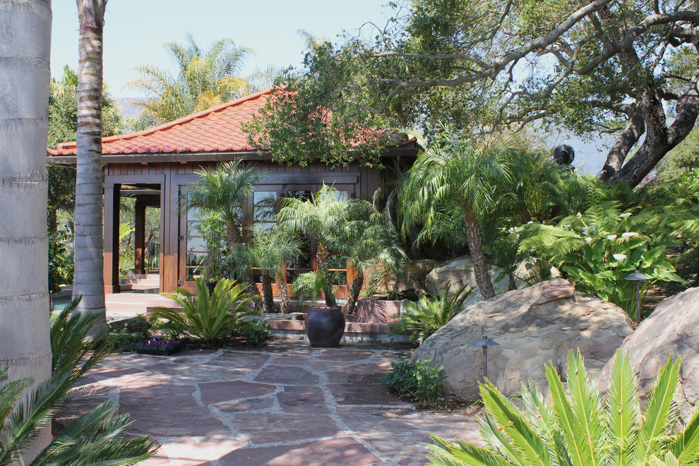 Diseño de patio de estilo zen de tamaño medio sin cubierta en patio trasero con adoquines de piedra natural