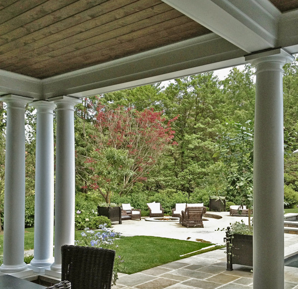 Свежая идея для дизайна: большой двор на заднем дворе в классическом стиле с местом для костра и покрытием из каменной брусчатки без защиты от солнца - отличное фото интерьера