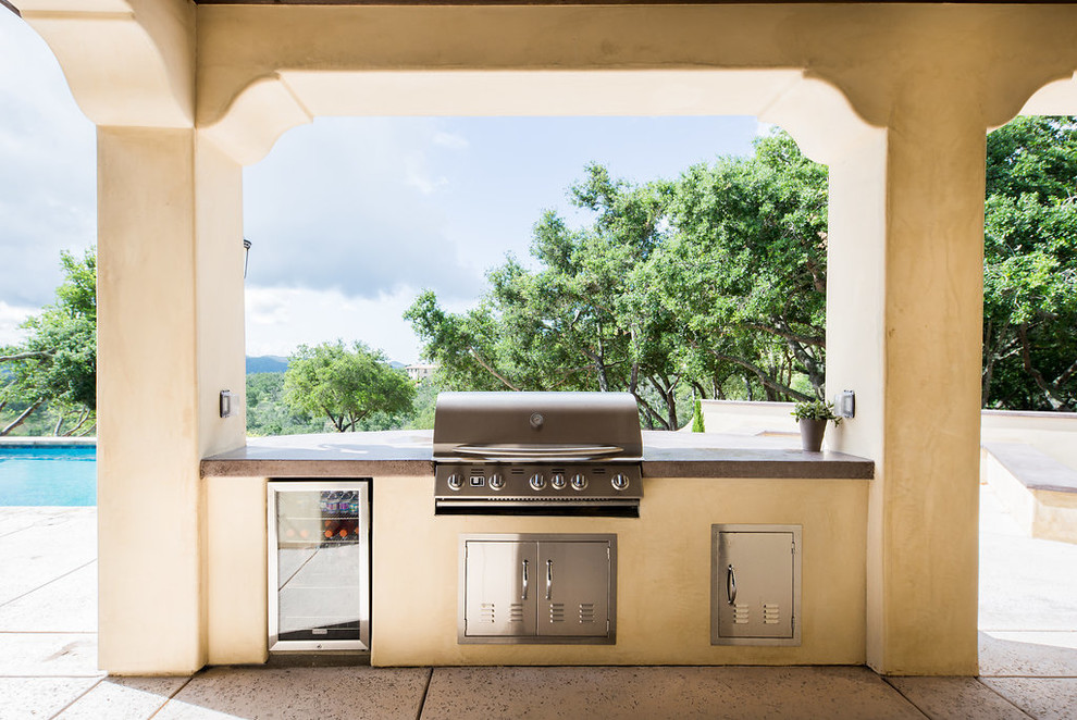 Foto de patio mediterráneo grande en patio trasero y anexo de casas con adoquines de hormigón y cocina exterior