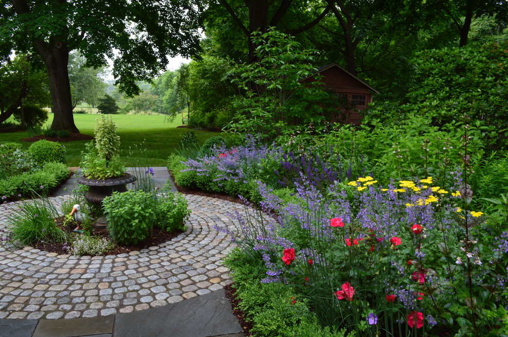 Immagine di un giardino chic dietro casa con pavimentazioni in pietra naturale