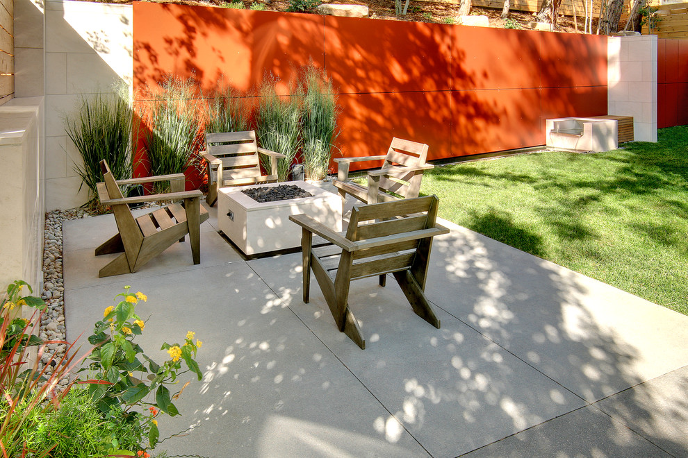 На фото: двор в стиле модернизм с местом для костра