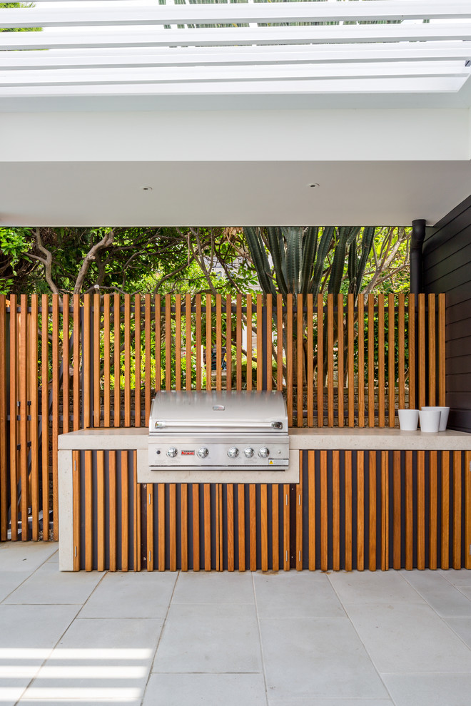 Cette image montre une terrasse design avec une cuisine d'été.