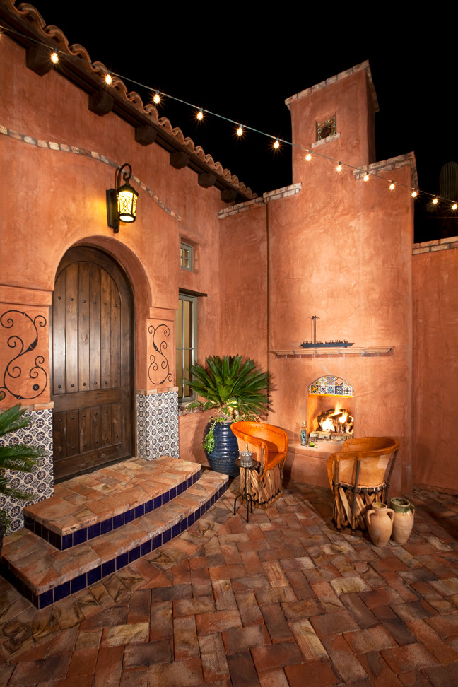 Unbedeckter Mediterraner Patio im Innenhof mit Feuerstelle und Pflastersteinen in Phoenix